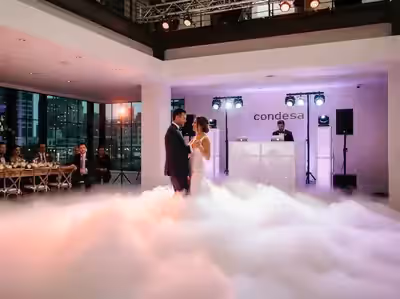 Montaje de niebla baja en el patio de una hacienda para boda de producción