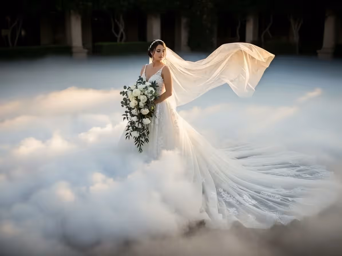 Capa de niebla baja pareja sobre el piso de una fiesta elegante