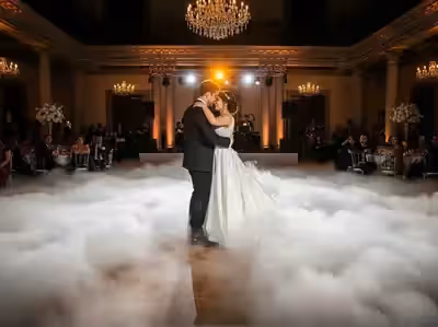 Densidad de niebla baja al inicio del primer baile de una boda