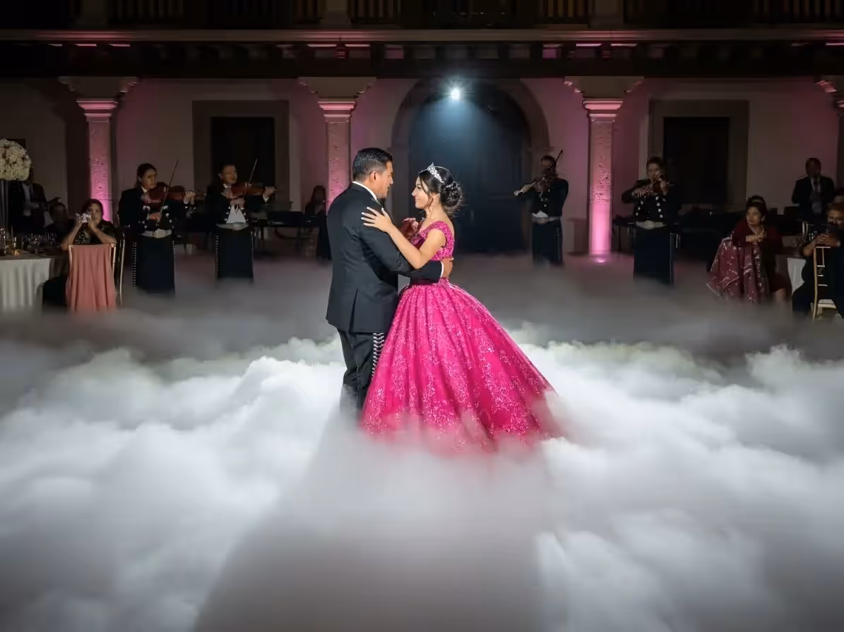 Boda íntima con una máquina de niebla baja cubriendo la pista