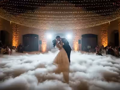 Pista de baile con capa de niebla pareja de lado a lado