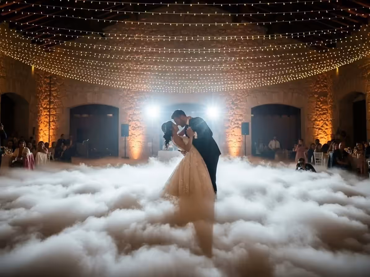 Pista de baile de boda cubierta de niebla baja durante el brindis