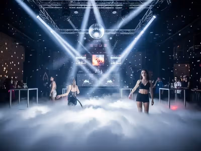 Efecto de humo en escenario de evento corporativo
