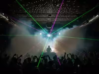 Humo profesional con iluminación en evento nocturno