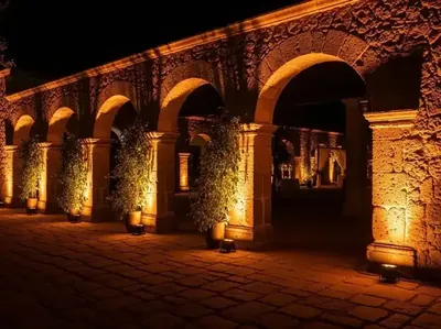 Fachada colonial iluminada con City Color ámbar cálido