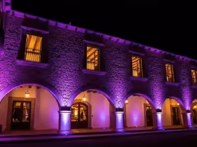 Arcos del acceso en violeta como primer cuadro de un evento