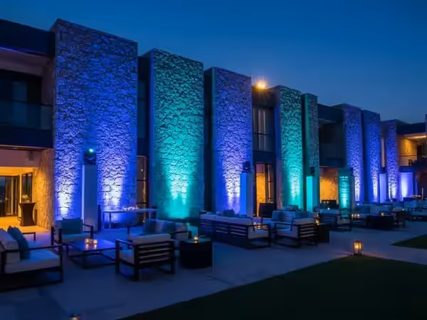 Terraza lounge de líneas modernas con muros en azul turquesa