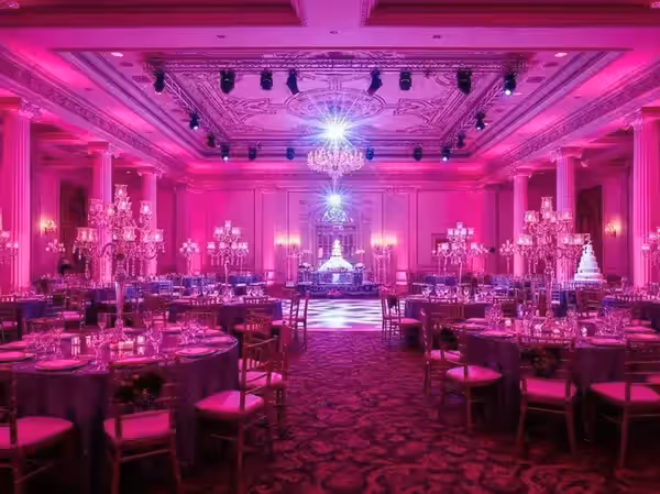 Columnas en rosa pastel alrededor de la pista de baile de una boda