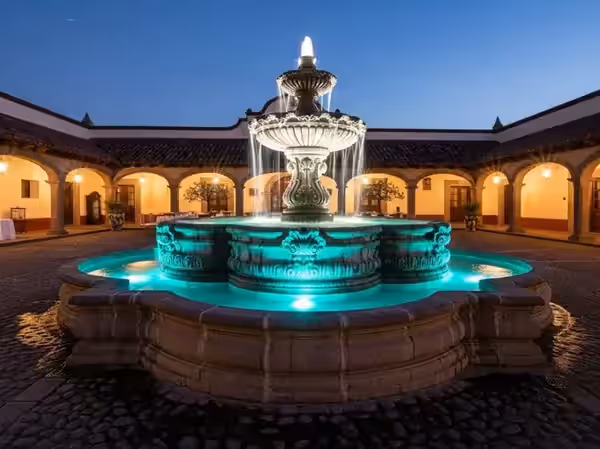 Fuente colonial en aqua como zona propia dentro del patio de una hacienda
