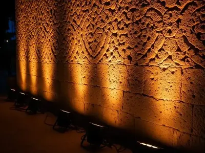 Wall grazer LED para resaltar texturas de piedra y ladrillo