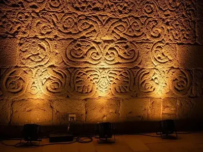 Muro de piedra con tecnica wall grazing en boda