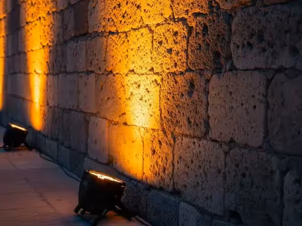 Reflector LED iluminando muro de cantera en ámbar