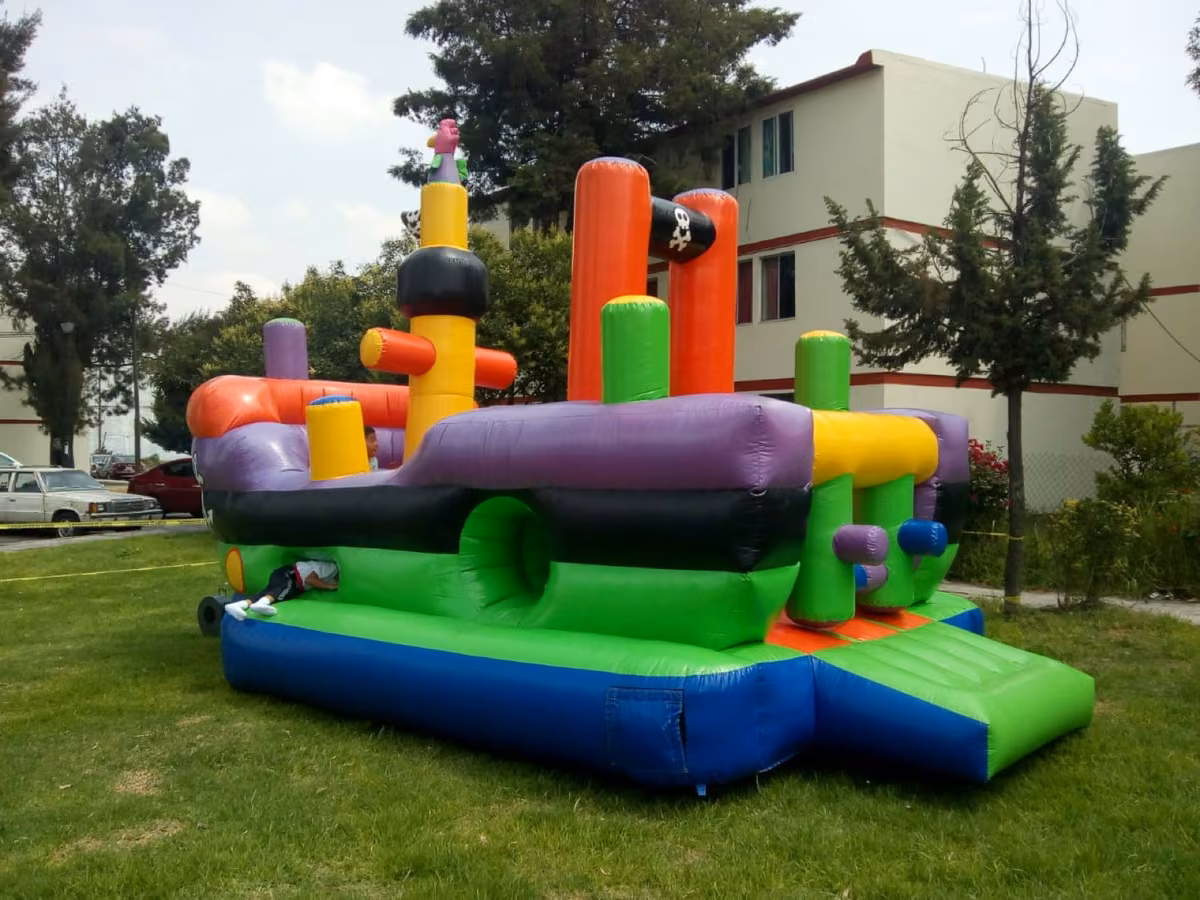 Barco Pirata inflable de INFLAPY en evento al aire libre