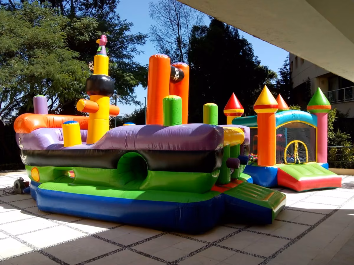 Vista del tobogán del Barco Pirata inflable