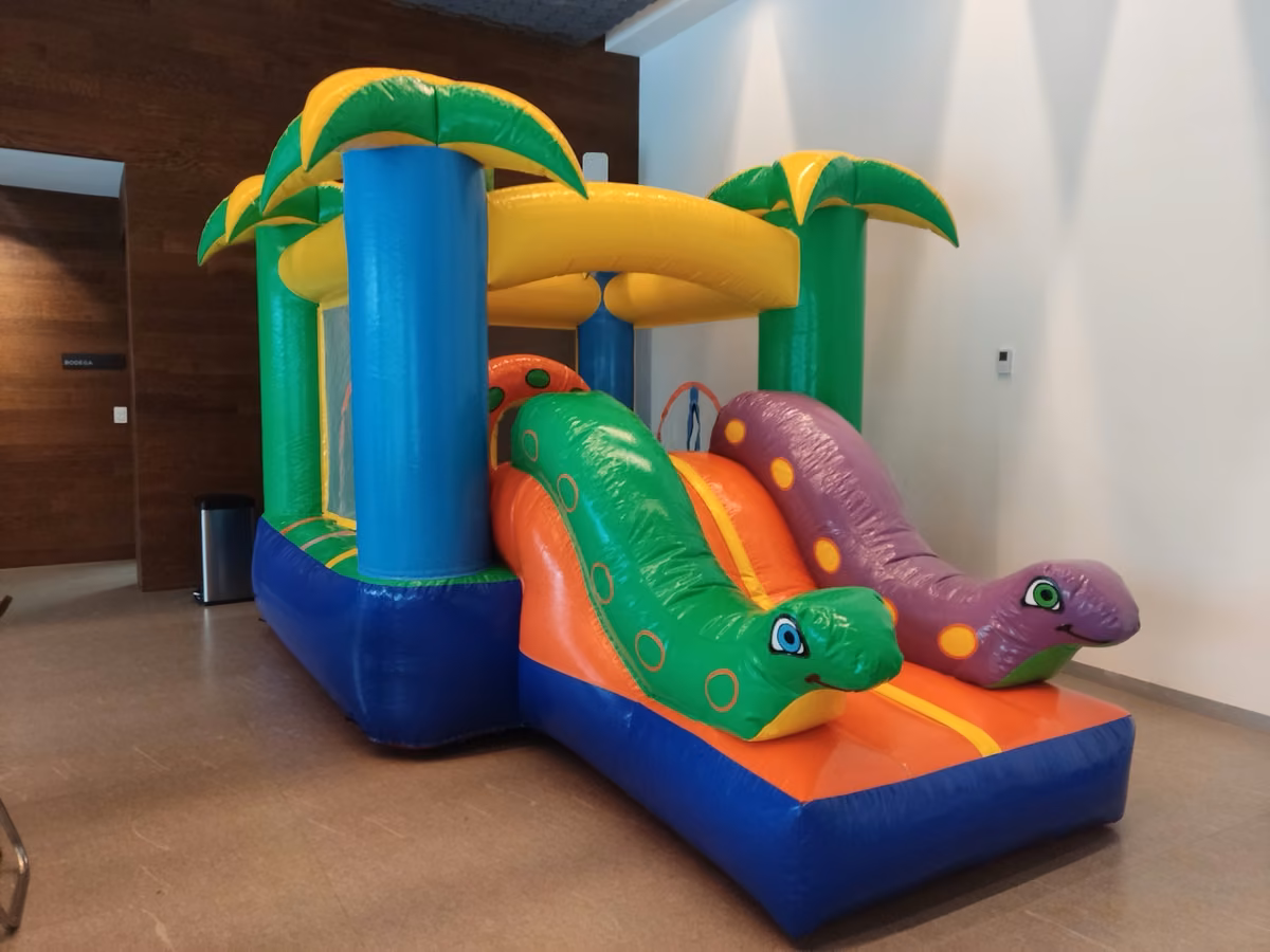 Detalle de serpiente en el brincolín Mini Jungla