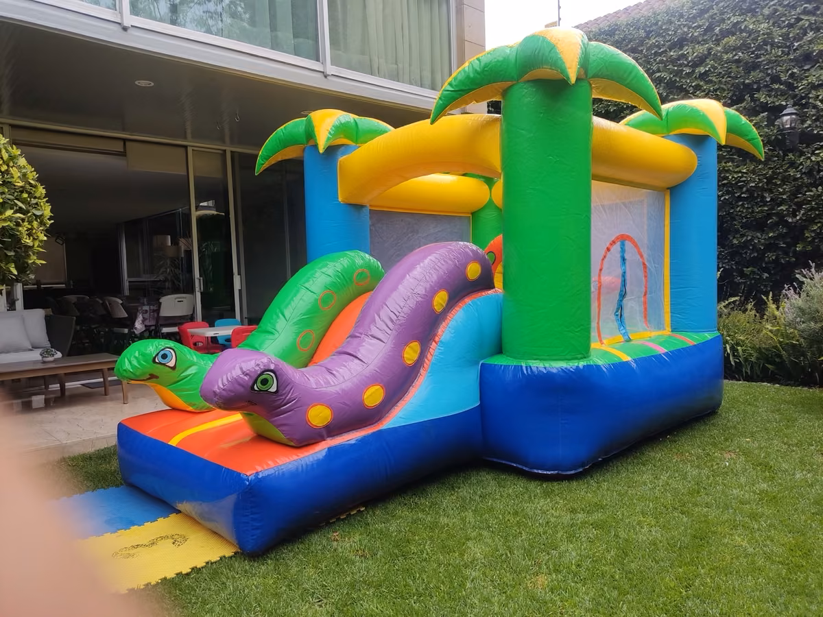 Brincolín Mini Jungla con tobogán y palmeras