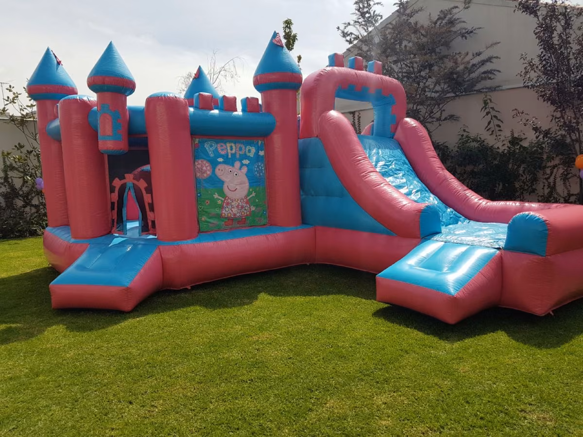 Castillo de Princesas inflable con torres rosas en jardín