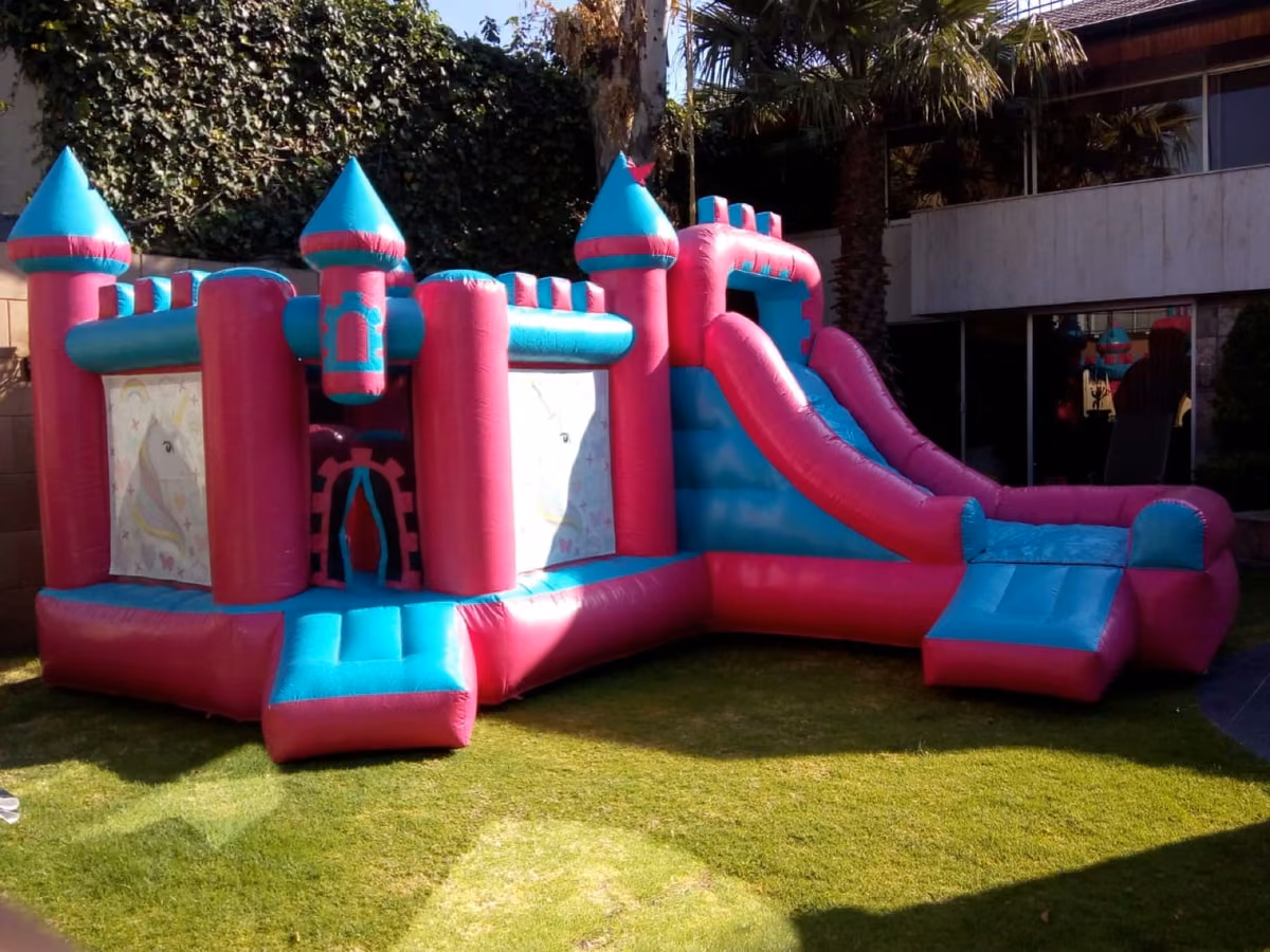 Vista del castillo inflable de princesas con resbaladilla lateral