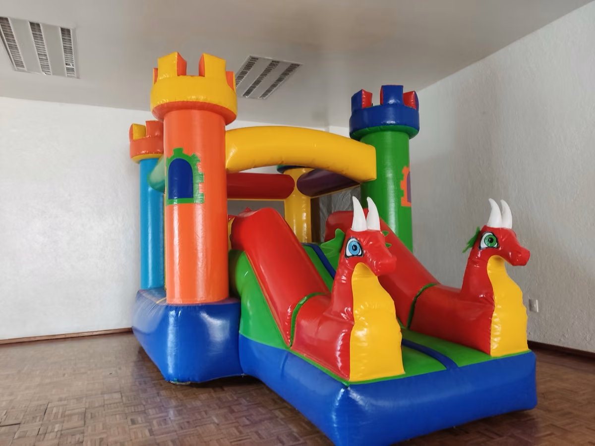 Vista frontal del inflable Dragones Rojos en salón