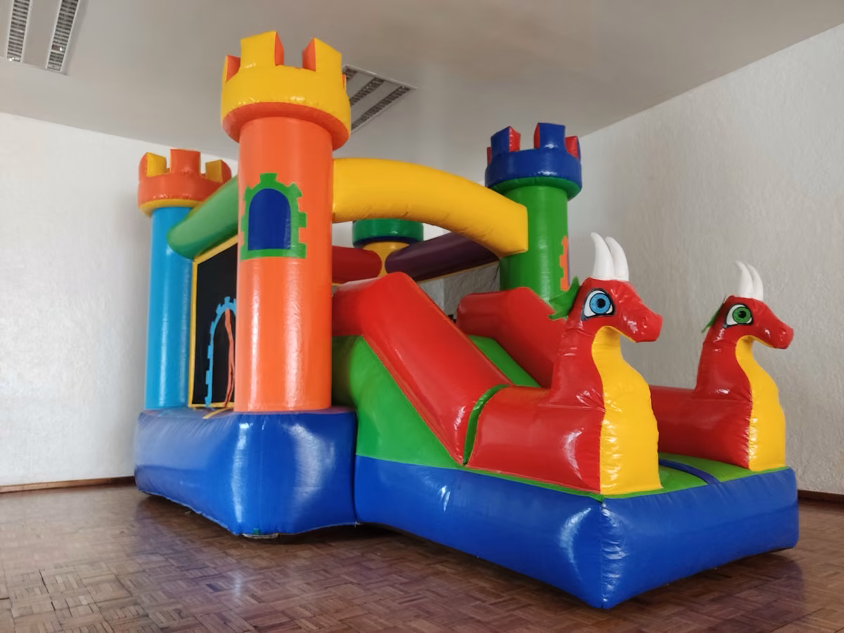 Zona de brinco y resbaladilla del inflable Dragones Rojos