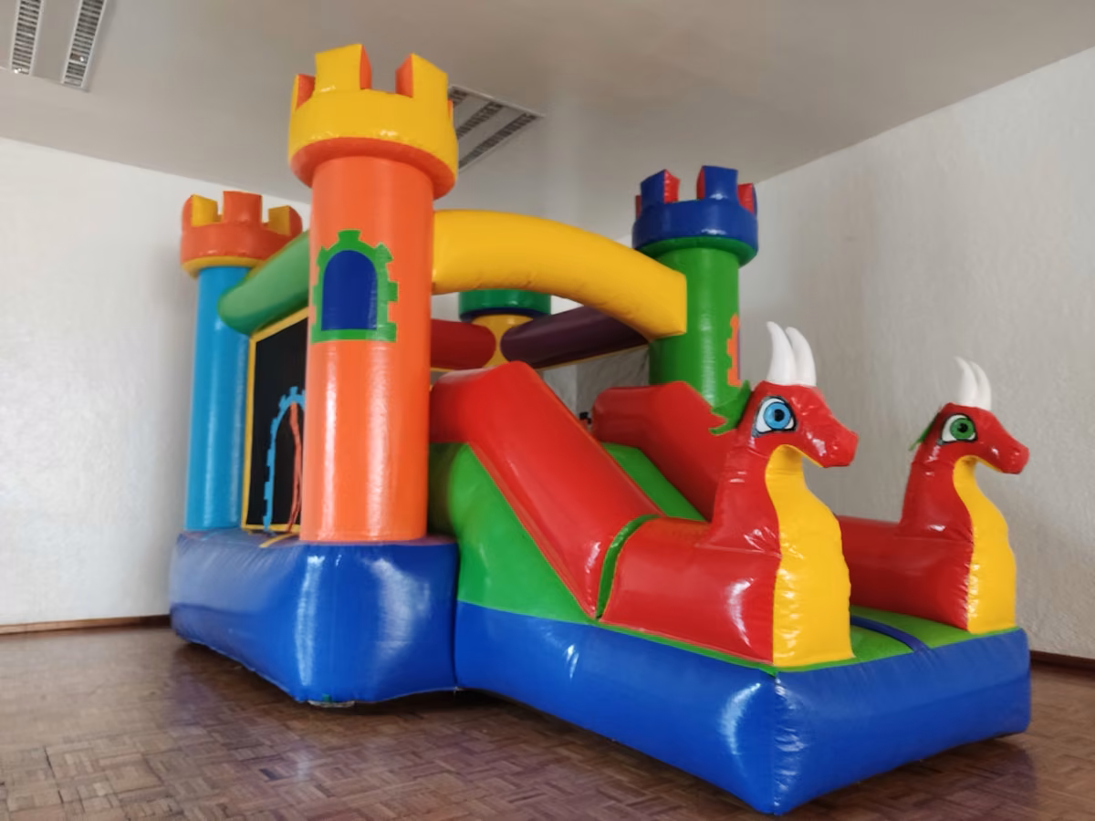 Vista lateral del castillo inflable Dragones Rojos