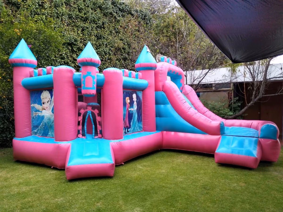 Castillo de Princesas inflable con resbaladilla en evento al aire libre
