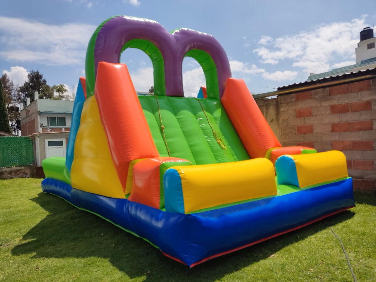 Circuito inflable Extremo con obstáculos en jardín