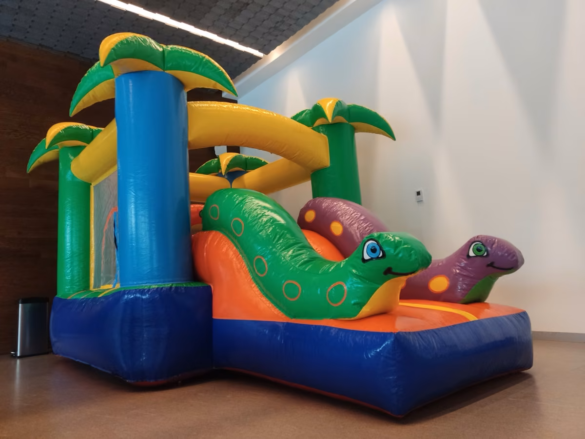 Inflable Mini Jungla con serpiente y palmeras montado en salón