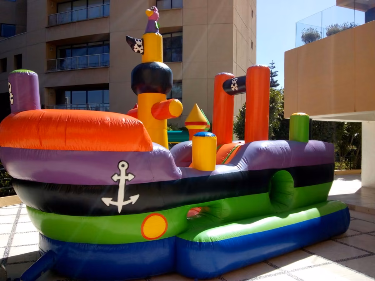 Barco Pirata inflable morado con ancla y tobogán