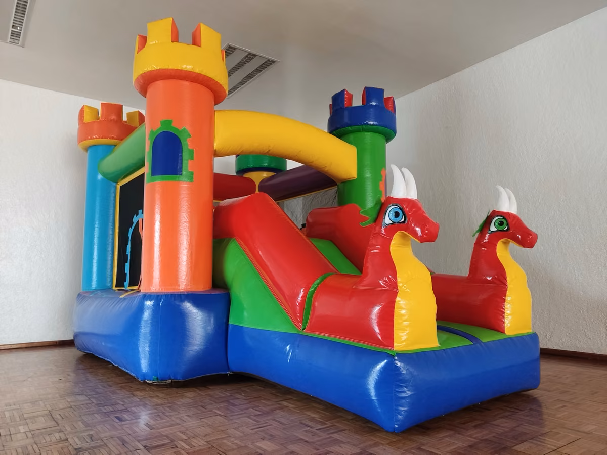 Inflable Dragones Rojos de INFLAPY: castillo con dos dragones y resbaladilla
