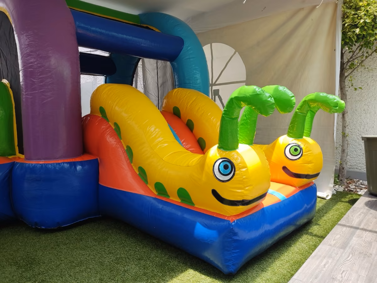 Inflable Gusanitos con túneles de colores y domo igloo
