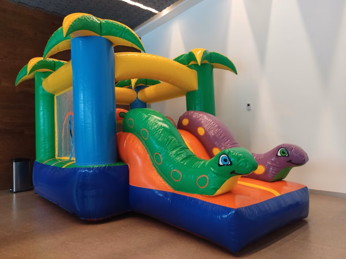 Inflable Mini Jungla con serpiente y palmeras de INFLAPY