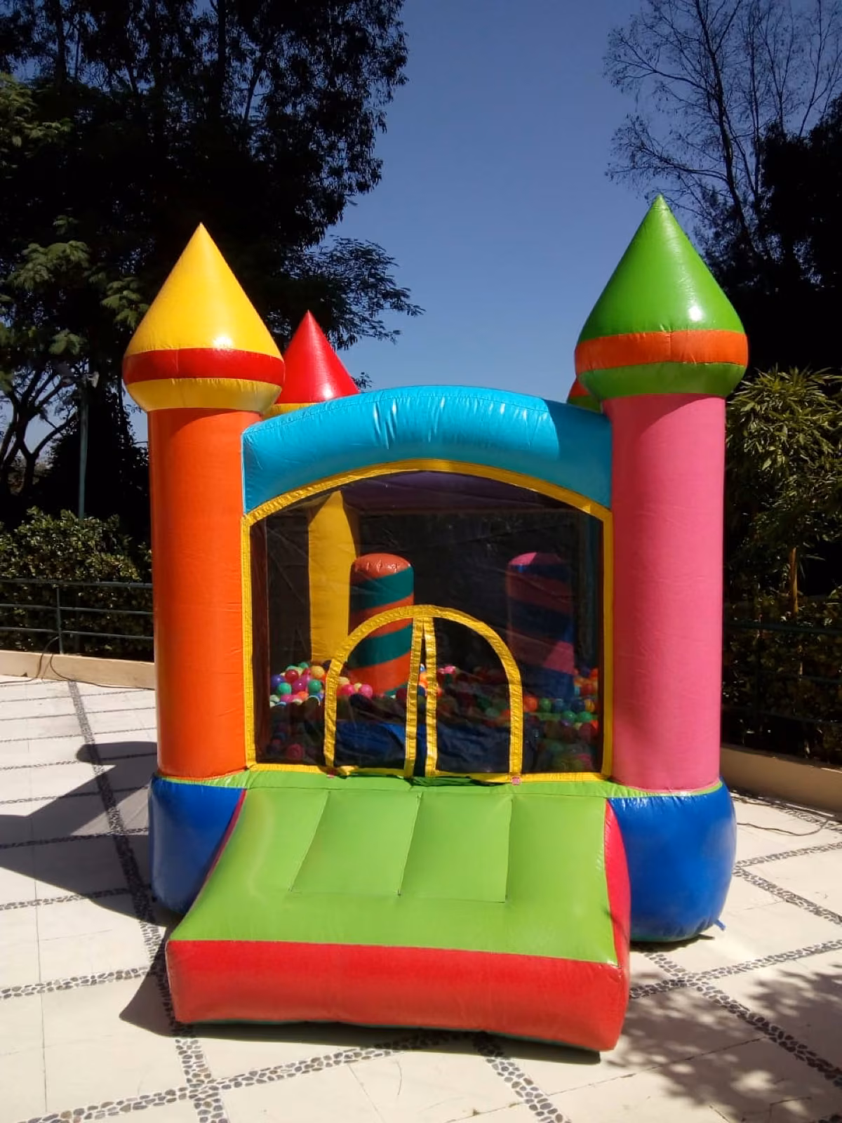 Mini Castillo inflable en exterior residencial