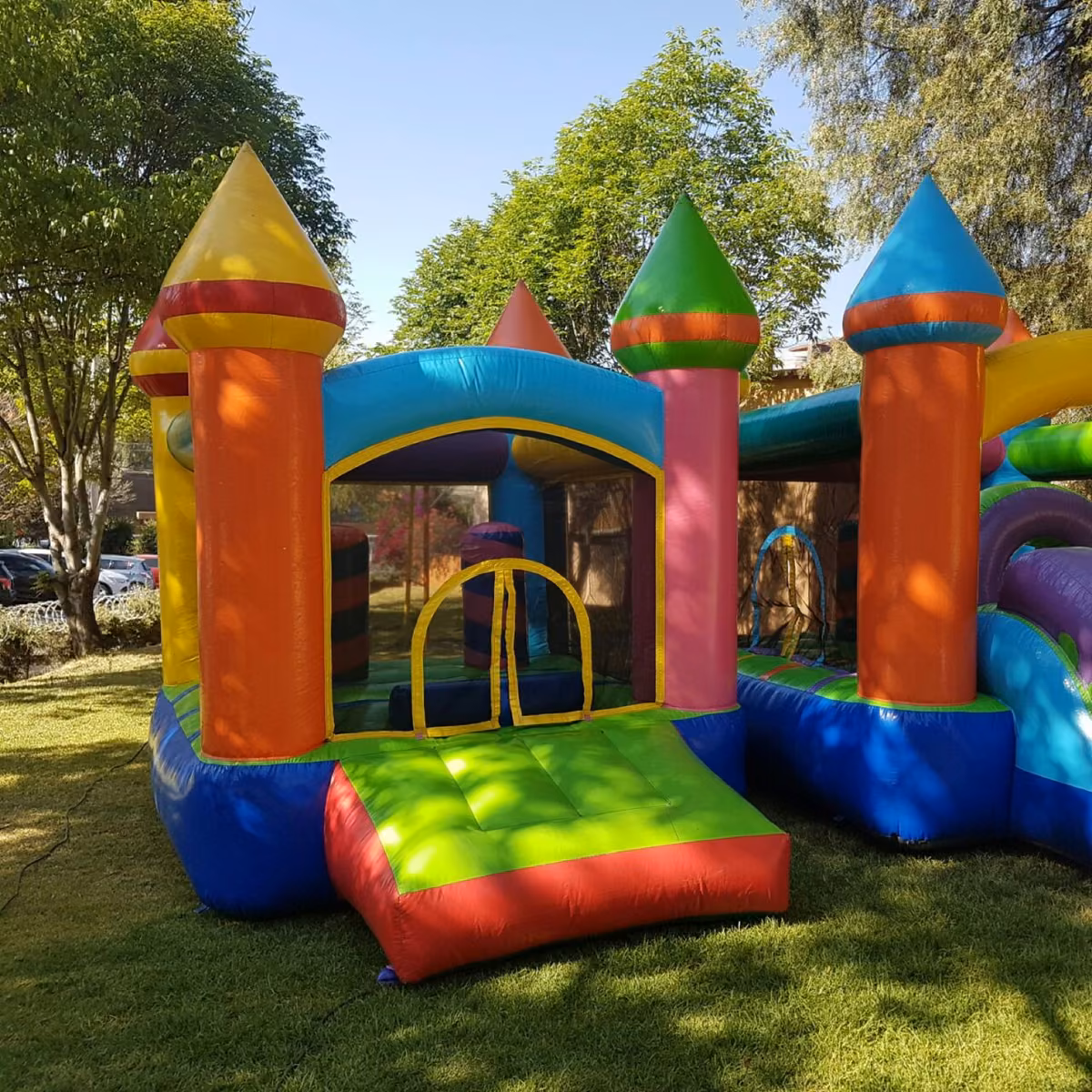 Mini Castillo inflable con colchoneta de acceso en jardín