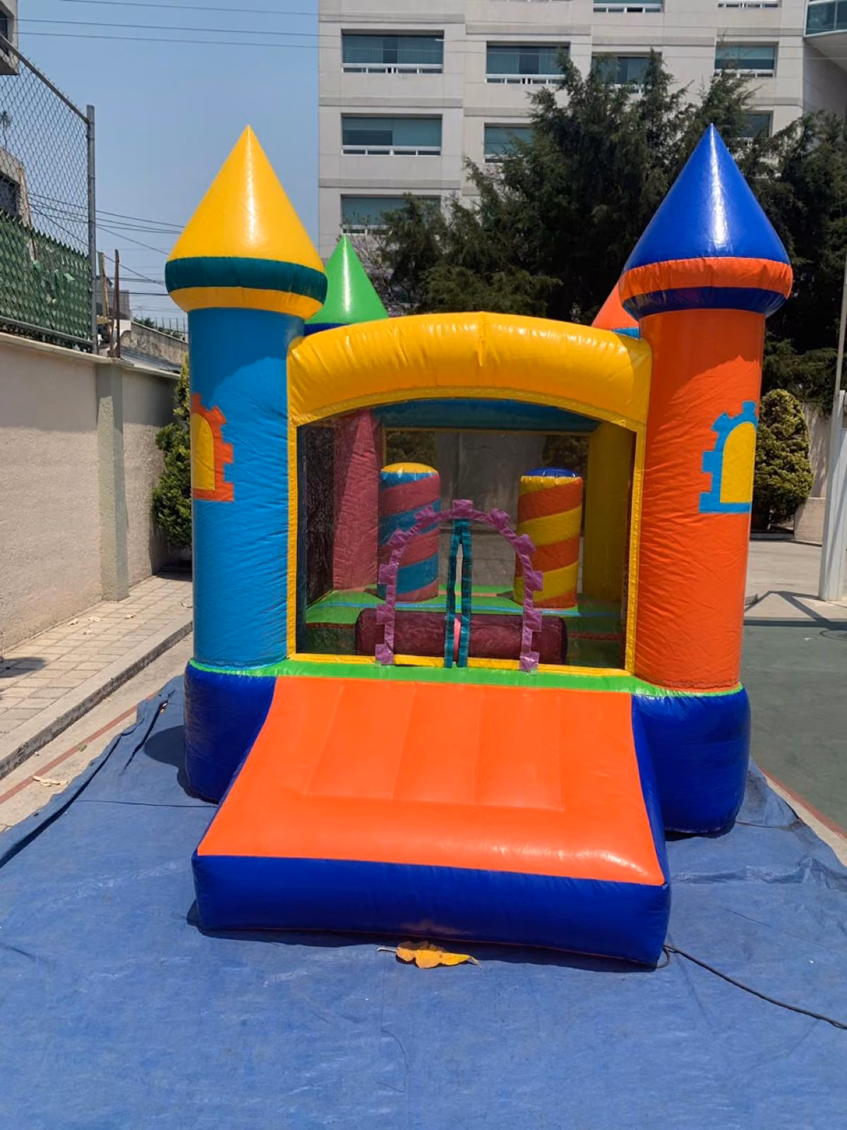 Mini Castillo inflable montado en patio residencial