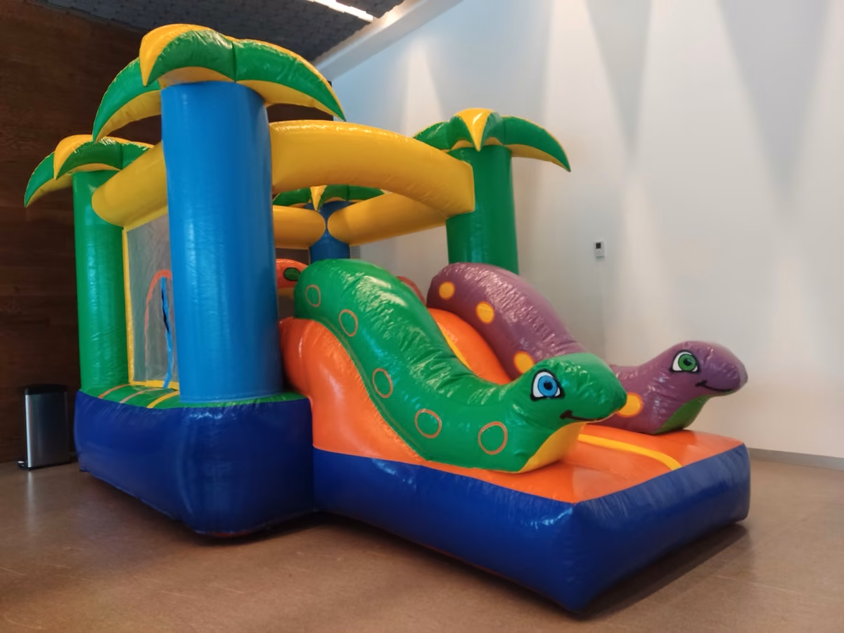 Vista frontal del inflable Mini Jungla temática selva