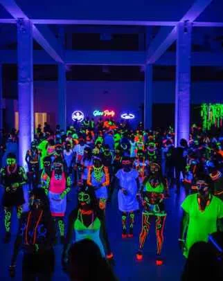 Iluminación Neon: Transformando Festivales Privados en Valle de Bravo