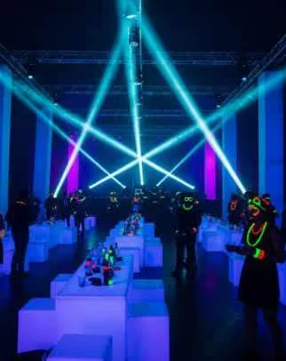 Evento corporativo con luces neon LED profesionales