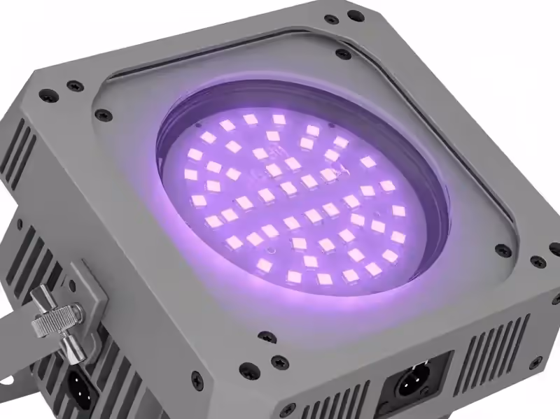 Ambiente tipo antro con neón, cabezas móviles y luz UV