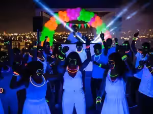 Fiesta UV con maquillaje neón fluorescente