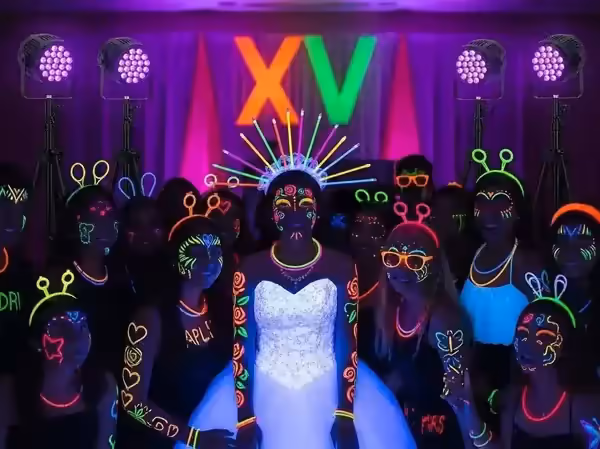 Glow party completa con accesorios fluorescentes e invitados