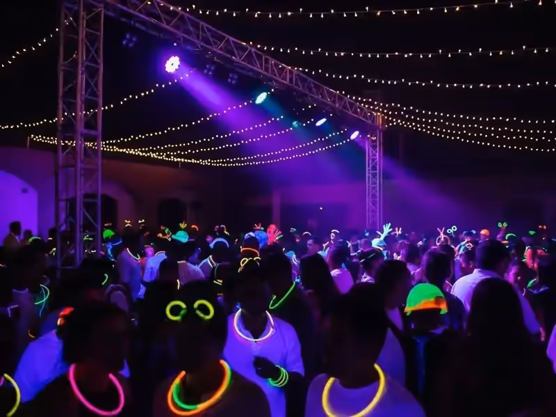 Glow party con invitados y accesorios neón