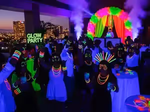 Invitados bailando en glow party con luces UV