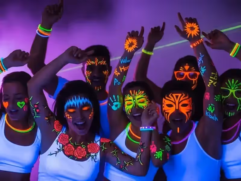 Pintura corporal UV en glow party