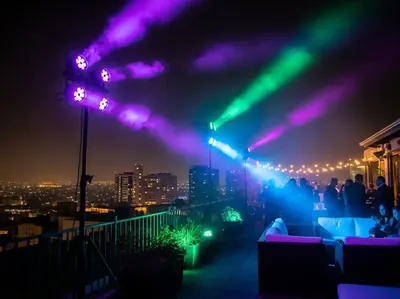 Iluminacion LED profesional en terraza exterior nocturna CDMX