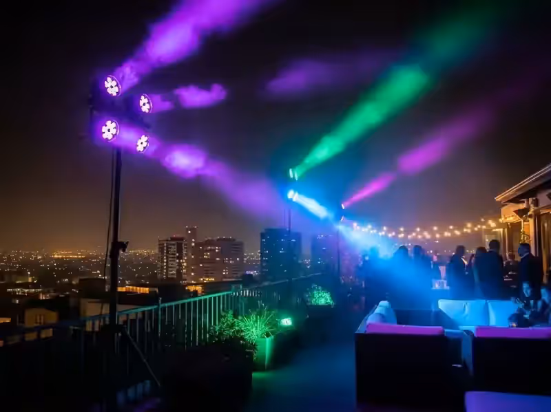 Luces robóticas de color en evento nocturno
