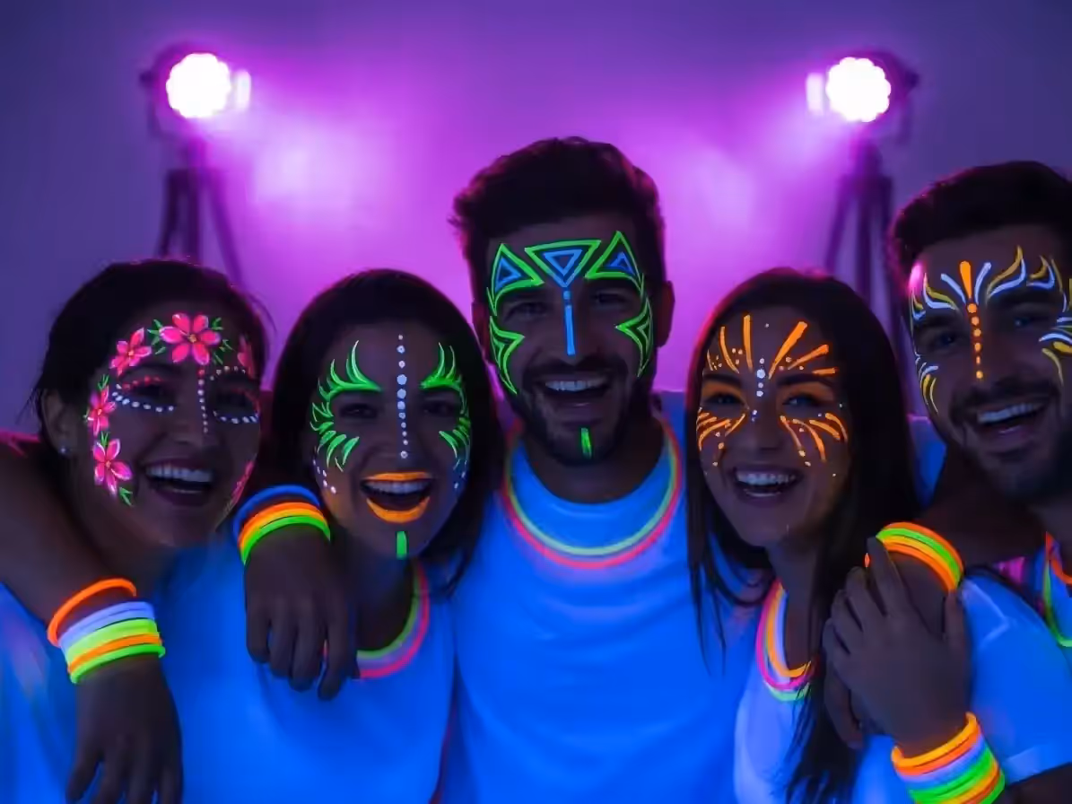 Ambiente fluorescente de club con luz negra