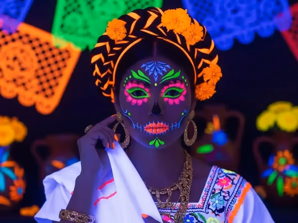 Ambiente de discoteca con luz negra y neón