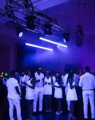 Fiesta privada con ambiente neón y luz UV