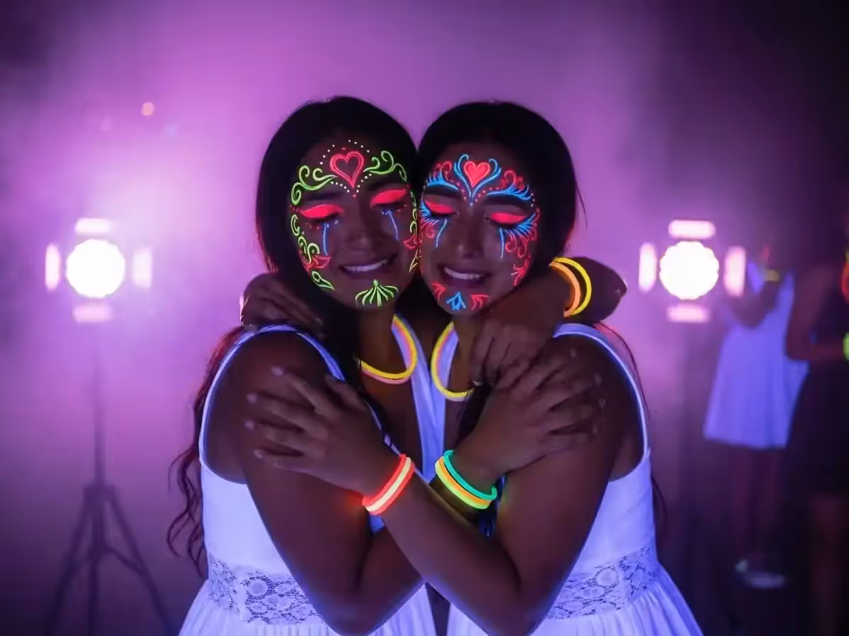Decoración neón en fiesta privada con luz negra